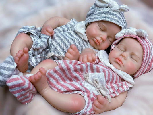 Gioele bambola reborn in silicone che tiene il ciuccio