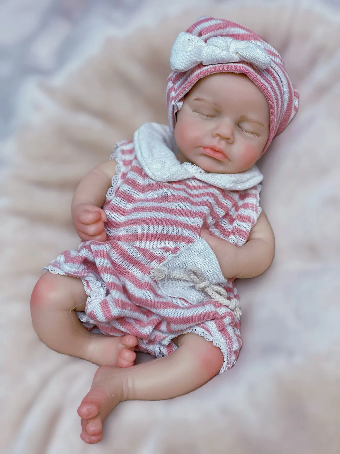 Gioele bambola reborn in silicone che tiene il ciuccio