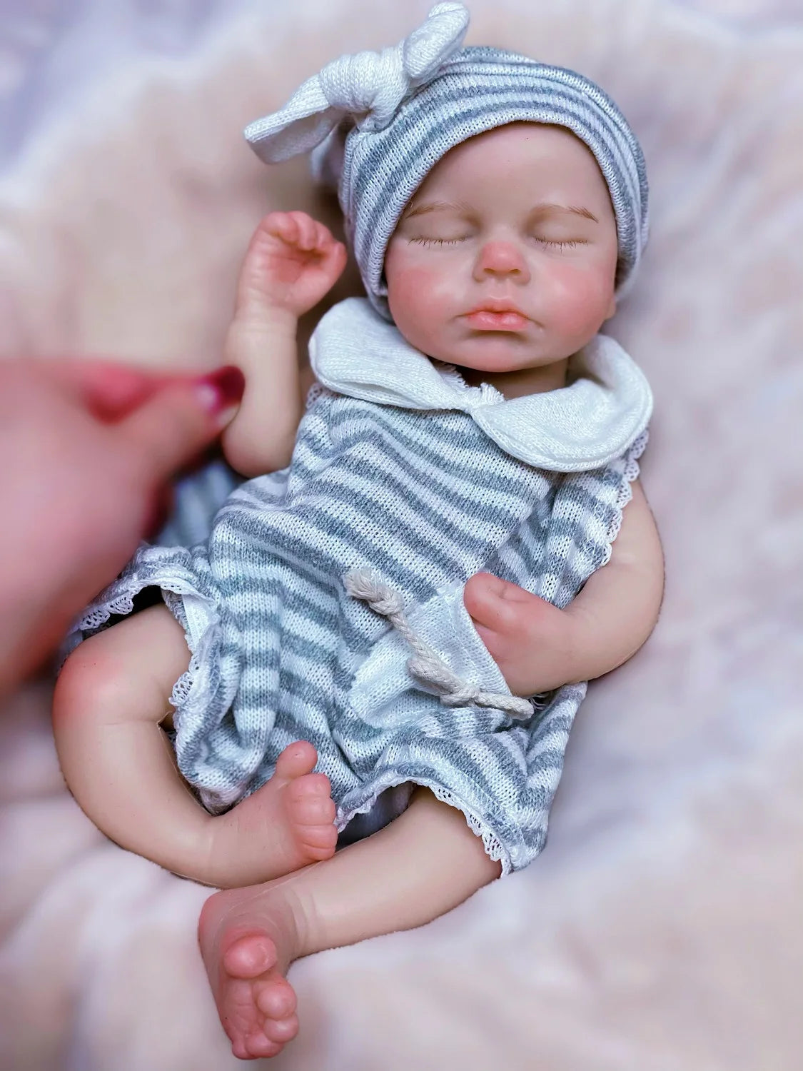 Gioele bambola reborn in silicone che tiene il ciuccio
