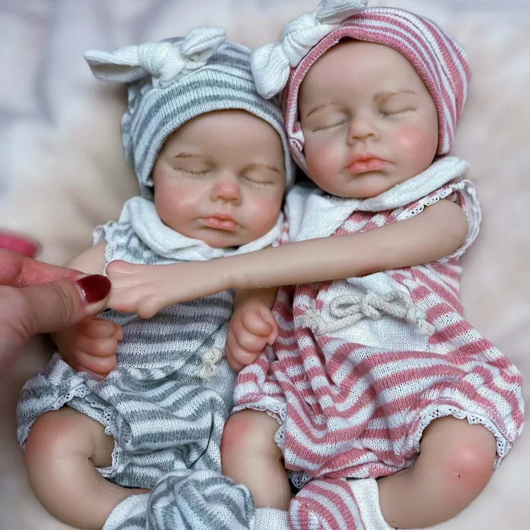Gioele bambola reborn in silicone che tiene il ciuccio